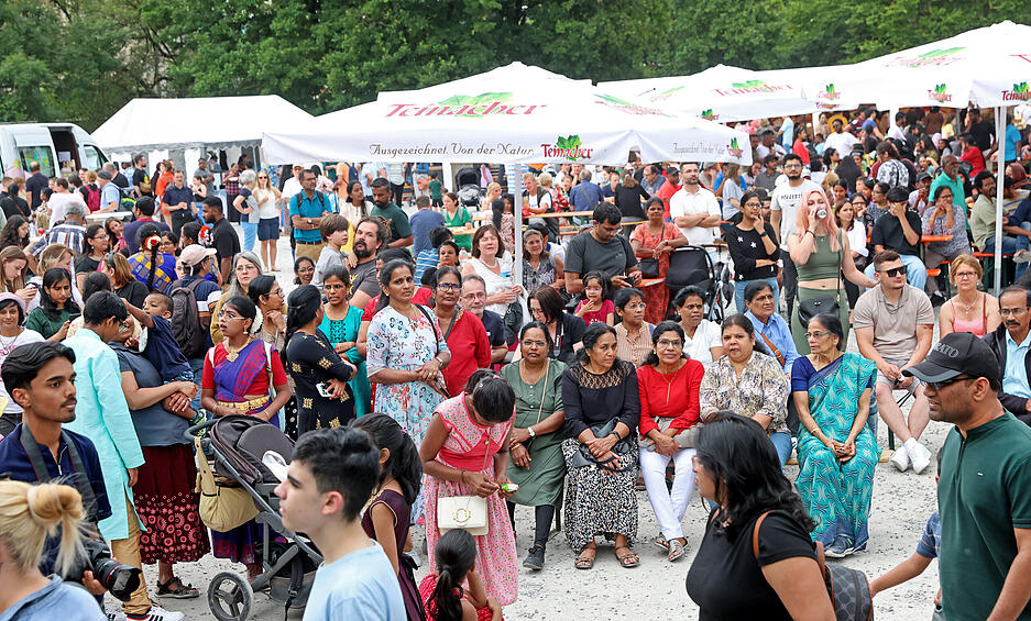 Viele Menschen zieht das gute Wetter zum Festival auf die Theresienwiese.