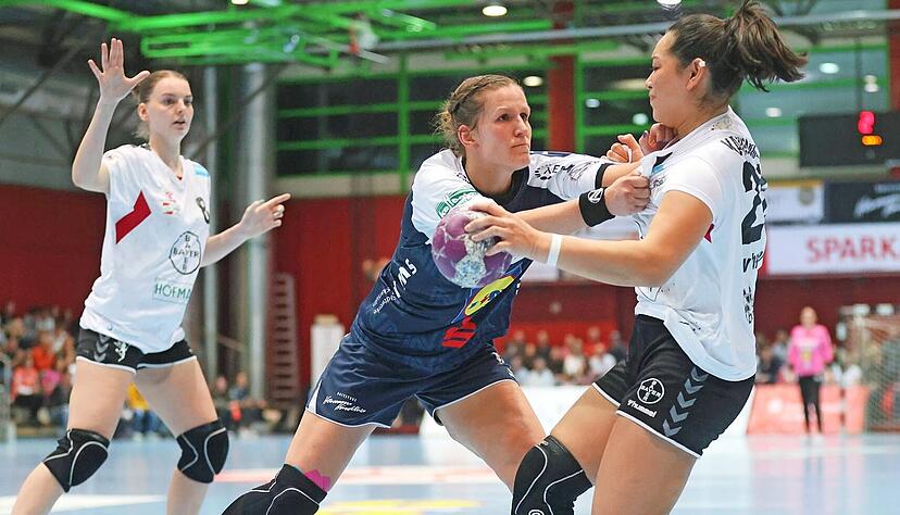 Ob Sport-Union-Spielführerin Munia Smits (Mitte) auch am Donnerstag gegen Leverkusens Christin Kaufmann so beherzt wird zupacken können, steht noch nicht fest. Der linke Knöchel der Deutsch-Belgierin bereitet noch etwas Sorgen. Ob Sport-Union-Spielführerin Munia Smits (Mitte) auch am Donnerstag gegen Leverkusens Christin Kaufmann so beherzt wird zupacken können, steht noch nicht fest. Der linke Knöchel der Deutsch-Belgierin bereitet noch etwas Sorgen.