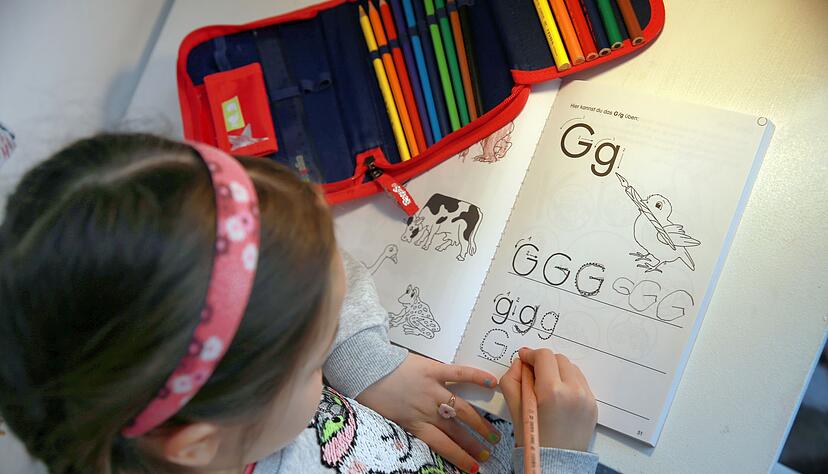 Was ist der Vorteil vom Schreiben mit Stift auf Papier? Es f&ouml;rdert laut einem Wissenschaftler buchst&auml;bliches Begreifen einzelner Zeichen und rasches Kombinieren oder Entziffern von Buchstabengruppen.