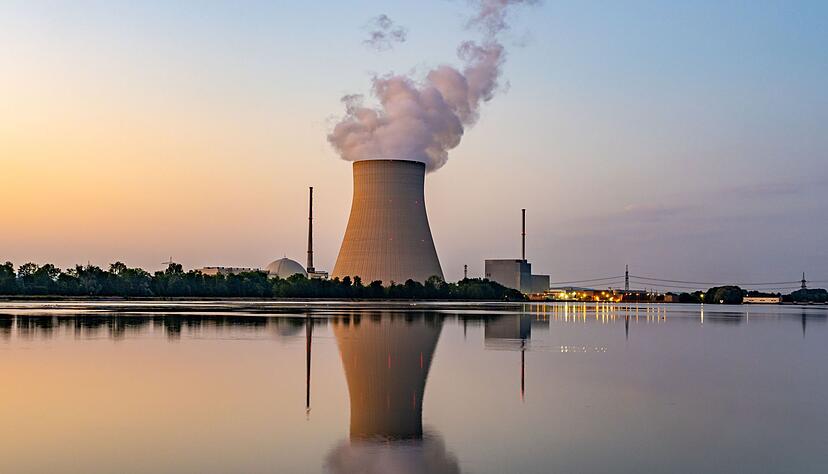 Der Weiterbetrieb von Atomkraftwerken ist noch so einfach, wie manch ein Politiker glauben machen will. Der Weiterbetrieb von Atomkraftwerken ist noch so einfach, wie manch ein Politiker glauben machen will.