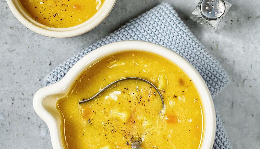 Bei der einfachen Kartoffelsuppe von Jennifer Kuschel wird ein Teil der Suppe püriert - und am Ende kommt noch ein Ei hinein.