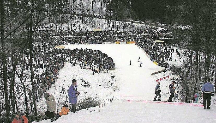 Da war was los: 2002 sprangen rund 30 Sportler die Lautertalschanze in Spiegelberg herunter. Das letzte große Springen mit mehr als 2000 Zuschauern war im Jahr 1985.
Foto: privat Da war was los: 2002 sprangen rund 30 Sportler die Lautertalschanze in Spiegelberg herunter. Das letzte große Springen mit mehr als 2000 Zuschauern war im Jahr 1985.
Foto: privat