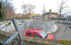 Mit Stacheldraht gesicherte Tiefgaragenzufahrten sind kein schöner Abschluss für den Harmoniegarten. Mit Stacheldraht gesicherte Tiefgaragenzufahrten sind kein schöner Abschluss für den Harmoniegarten.
