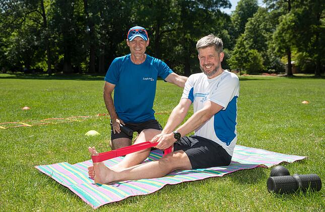 Bewegungstherapeut Matthias Heibel (Iinks) zeigt Stimme-Redakteur Stephan Sonntag eine Übung, um Überspannungen im Knie abzubauen. Foto: Andreas Veigel Bewegungstherapeut Matthias Heibel (Iinks) zeigt Stimme-Redakteur Stephan Sonntag eine Übung, um Überspannungen im Knie abzubauen. Foto: Andreas Veigel