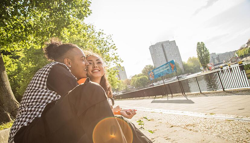 Ein paar Geheimnisse schaden einer Beziehung in der Regel nicht. Die Grenze ist erreicht, wo sie die andere oder den anderen konkret betreffen.