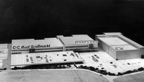 Zusammengestellt von Archiv und Dokumentation der Heilbronner Stimme -

Das Modell von 1982 zeigt links das Lidl-Fleischwerk, dann den C + C Ruef Großmarkt, heutiger Handelshof. Daneben das geplante SB Warenhaus Kaufland mit 15 000 Quadratmetern Verkaufsfläche. Ganz rechts das im Bau befindliche Regionallager mit 12 000 Quadratmetern Fläche.