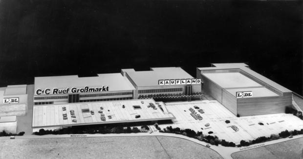 Zusammengestellt von Archiv und Dokumentation der Heilbronner Stimme -
Das Modell von 1982 zeigt links das Lidl-Fleischwerk, dann den C + C Ruef Großmarkt, heutiger Handelshof. Daneben das geplante SB Warenhaus Kaufland mit 15 000 Quadratmetern Verkaufsfläche. Ganz rechts das im Bau befindliche Regionallager mit 12 000 Quadratmetern Fläche. Zusammengestellt von Archiv und Dokumentation der Heilbronner Stimme -
Das Modell von 1982 zeigt links das Lidl-Fleischwerk, dann den C + C Ruef Großmarkt, heutiger Handelshof. Daneben das geplante SB Warenhaus Kaufland mit 15 000 Quadratmetern Verkaufsfläche. Ganz rechts das im Bau befindliche Regionallager mit 12 000 Quadratmetern Fläche.