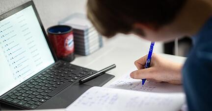 Präsenzunterricht, Wechselunterricht, Homeschooling: Schulkinder müssen sich in der Pandemie immer wieder auf neue Situationen einstellen. Präsenzunterricht, Wechselunterricht, Homeschooling: Schulkinder müssen sich in der Pandemie immer wieder auf neue Situationen einstellen.