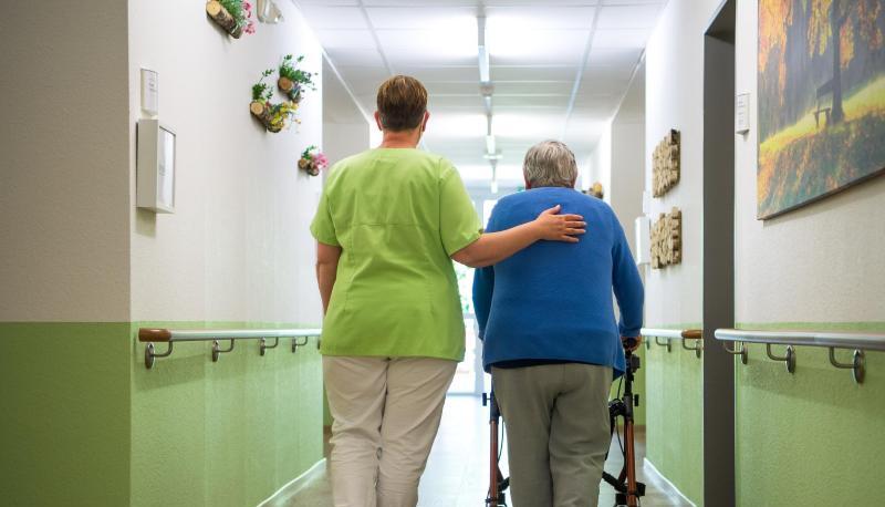 Auch wenn die meisten Bewohner von Pflegeheimen geimpft sind, gelten sie nach wie vor als vulnerable Gruppe. Auch wenn die meisten Bewohner von Pflegeheimen geimpft sind, gelten sie nach wie vor als vulnerable Gruppe.
