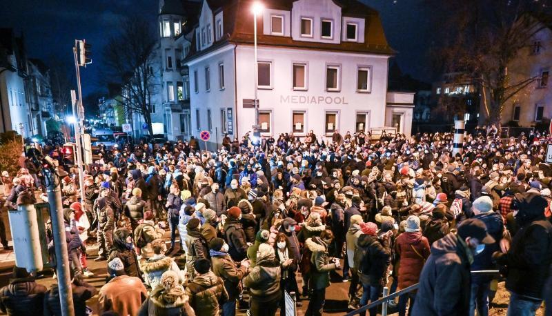 Teilnehmer gehen bei einem Protest gegen die Corona-Maßnahmen durch die Innenstadt.