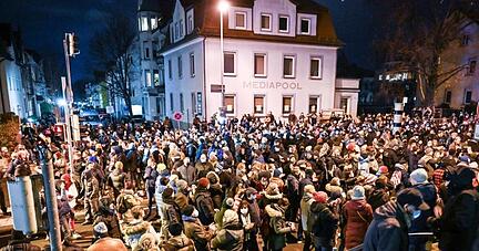 Teilnehmer gehen bei einem Protest gegen die Corona-Maßnahmen durch die Innenstadt.