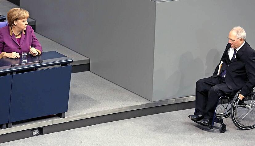 Kanzlerin Angela Merkel macht Wolfgang Schäuble zum Bundesinnen- und Bundesfinanzminister.
Fotos: dpa