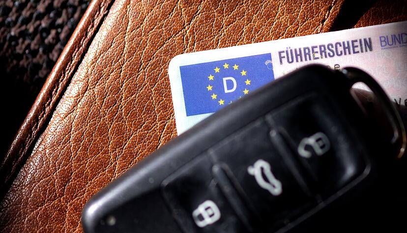 Wer im Ausland lebt und weiterhin in Deutschland Auto fahren m&ouml;chte, muss seinen F&uuml;hrerschein gegen ein g&uuml;ltiges Dokument umtauschen.