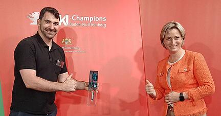 Im August überreichte Wirtschaftsministerin Nicole Hoffmeister-Kraut 100-Worte-Gründer Simon Tschürtz die Auszeichnung als KI-Champion.
Foto: 100 Worte