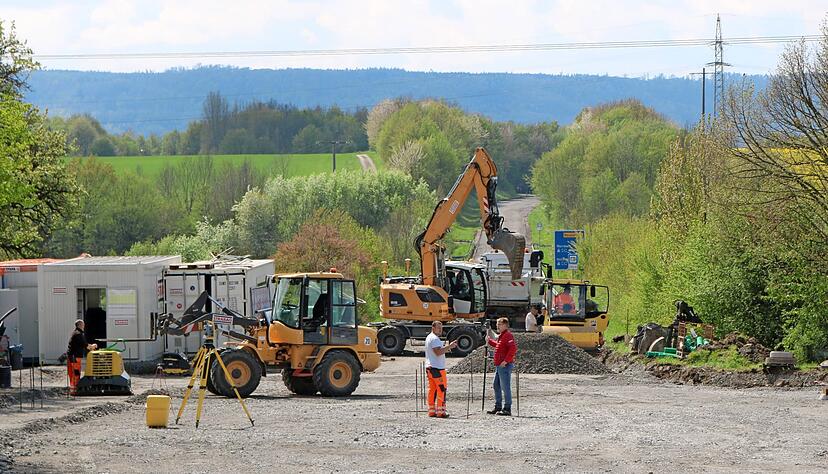 Immer wieder verschoben, nun endlich umgesetzt: Die L 1051 zwischen Neuenstein und Kirchensall wird bis November 2022 für 1,6 Millionen Euro saniert. Immer wieder verschoben, nun endlich umgesetzt: Die L 1051 zwischen Neuenstein und Kirchensall wird bis November 2022 für 1,6 Millionen Euro saniert.