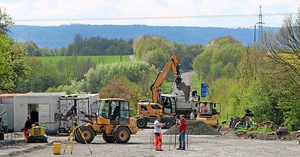 Immer wieder verschoben, nun endlich umgesetzt: Die L 1051 zwischen Neuenstein und Kirchensall wird bis November 2022 für 1,6 Millionen Euro saniert.
Foto: Ralf Reichert Immer wieder verschoben, nun endlich umgesetzt: Die L 1051 zwischen Neuenstein und Kirchensall wird bis November 2022 für 1,6 Millionen Euro saniert.
Foto: Ralf Reichert