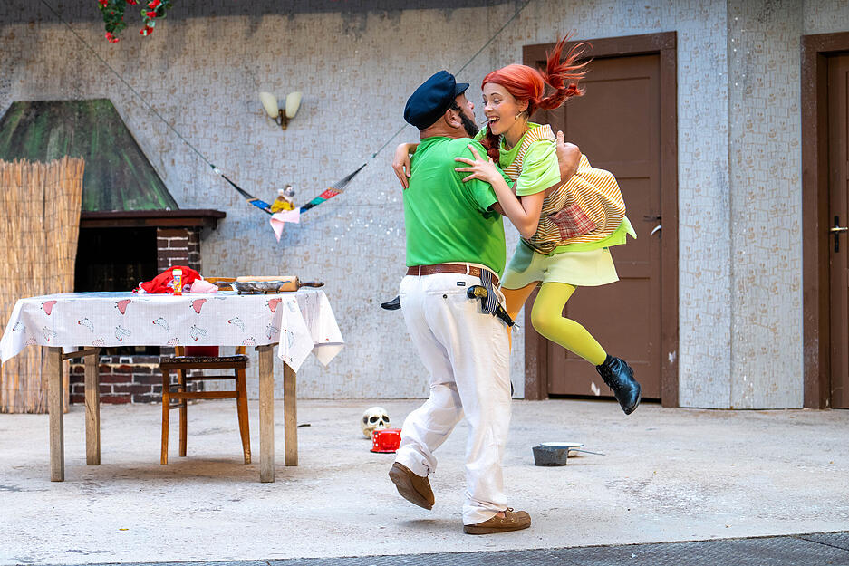 Wenn Kapitän Langstrumpf seine Tochter Pippi besucht, ist die Wiedersehensfreude riesig.