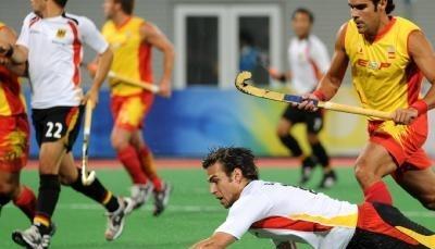 Der Deutsche Matthias Witthaus (m) wirft sich aufs Spielfeld um den Ball noch zu erwischen.