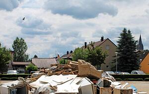 M&uuml;ll aus Wohnungen ist zum Abtransport aufgestapelt. Foto: Archiv/Ochs