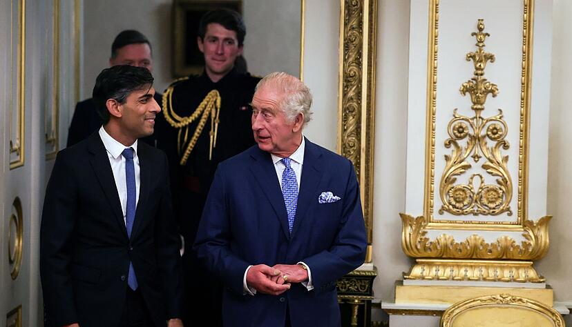 Premierminister Rishi Sunak ist in regelmäßigem Kontakt mit König Charles.