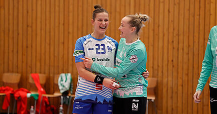 Protagonistinnen unter sich: Munia Smits (links) und Johanna Fossum jubelten mit der Sport-Union Neckarsulm &uuml;ber den dritten Sieg gegen Frisch Auf G&ouml;ppingen in der laufenden Saison.