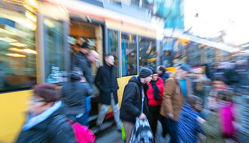 An der Rathaus-Haltestelle in Heilbronn wurde das Gedränge am Samstag teilweise dicht. Mehr Menschen als üblich nutzten die öffentlichen Verkehrsmittel, um in die Stadt zu fahren.
Foto: Andreas Veigel An der Rathaus-Haltestelle in Heilbronn wurde das Gedränge am Samstag teilweise dicht. Mehr Menschen als üblich nutzten die öffentlichen Verkehrsmittel, um in die Stadt zu fahren.
Foto: Andreas Veigel