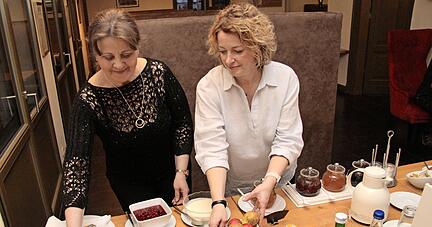 Suzana Farago (links) ist so etwas wie die gute Seele des Hauses. Zusammen mit Sabine Püschel richtet sie das Frühstücksbuffet für die Gäste.
Fotos: Tschürtz