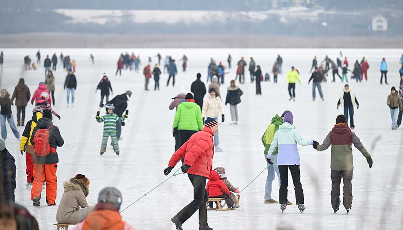 Hunderte Menschen tummeln sich auf dem großteils zugefrorenem Gnadensee zwischen der Insel Reichenau und Allensbach (gegenüber). Hunderte Menschen tummeln sich auf dem großteils zugefrorenem Gnadensee zwischen der Insel Reichenau und Allensbach (gegenüber).