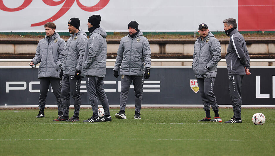 Das Trainerteam um Sebastian Hoene&szlig; schaute beim Warm-up zu, dann wurden die Tore geschlossen.
