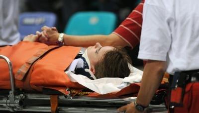 Die verletzte Turnerin Annabelle H&ouml;lzer wird w&auml;hrend der deutschen Meisterschaften betreut.