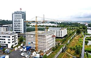 Nach den Plänen der Architekten Waechter + Waechter errichtet die Stadtsiedlung im Zukunftspark Wohlgelegen einen Holz-Hybrid-Neubau. Einziehen wird die Innovationsfarbik 2.0 (IFH). 
Fotos: Ralf Seidel Nach den Plänen der Architekten Waechter + Waechter errichtet die Stadtsiedlung im Zukunftspark Wohlgelegen einen Holz-Hybrid-Neubau. Einziehen wird die Innovationsfarbik 2.0 (IFH). 
Fotos: Ralf Seidel