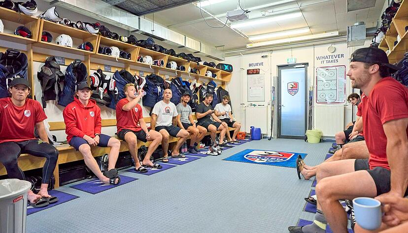Am Mittwochmorgen kam das Team der Heilbronner Falken für die Saison 2024/2025 erstmals zusammen.
Foto: Philipp Föll Am Mittwochmorgen kam das Team der Heilbronner Falken für die Saison 2024/2025 erstmals zusammen.
Foto: Philipp Föll