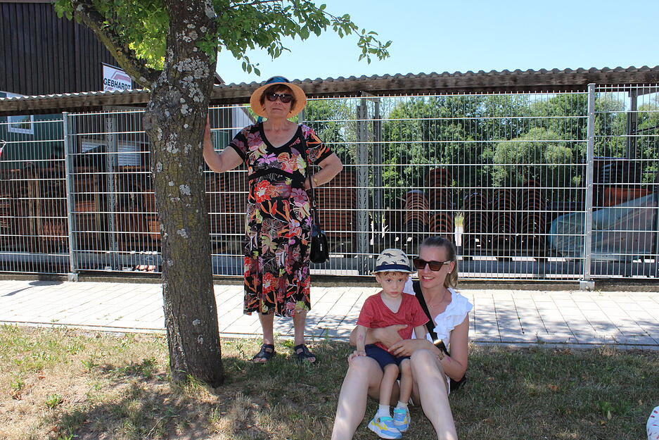 Die Besucher säumten die Straßen bei strahlendem Sonnenschein. Die Besucher säumten die Straßen bei strahlendem Sonnenschein.
