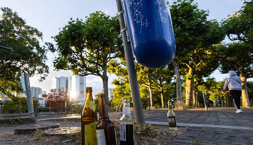 Leere Bier- und Limonadenflaschen gehören in Deutschland zunehmend zum Stadtbild. (Archivbild) Leere Bier- und Limonadenflaschen gehören in Deutschland zunehmend zum Stadtbild. (Archivbild)