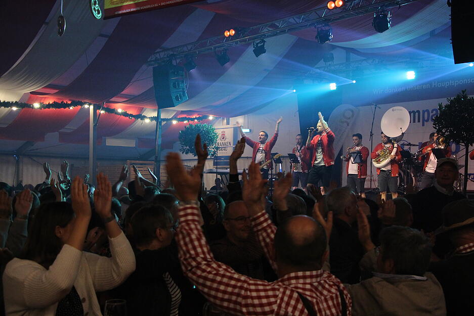 Stimmung beim Volksfest-Auftakt in Mulfingen.