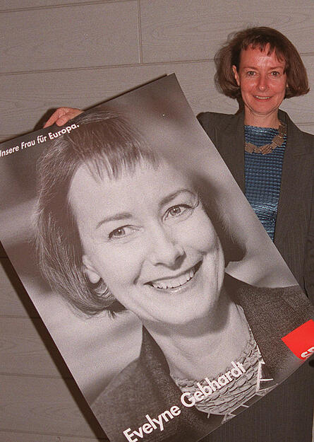Zusammengestellt von Archiv und Dokumentation der Heilbronner Stimme 

Evelyne Gebhardt ist seit 1994 Mitglied des Europaparlaments f&uuml;r die SPD. Sie k&auml;mpft f&uuml;r eine Politik, die den Menschen in den Mittelpunkt stellt. Aufnahme zur Europawahl 1999. Foto: HSt-Archiv
