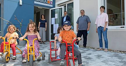 Leiterin Claudia Moser (hinten v.l.), BM Thomas Csaszar, Pfarrer Oliver Westerhold und Viola Haas vom Kirchengemeinderat mit den Kindern vor der neuen Kita.
Foto: Müller