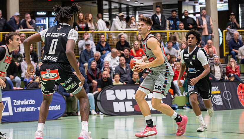 Neuzugang Rasmus Menger (am Ball) gehörte am vergangenen Sonntag zu den besten Werfern der Reds, konnte die Niederlage aber ebenso wie seine Teamkollegen nicht abwenden.