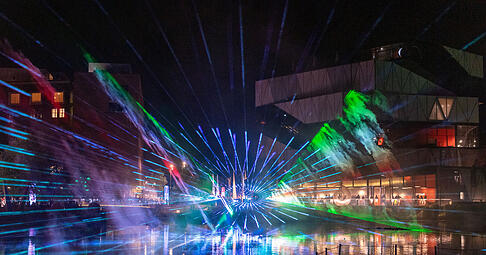 21.06.2025: Beim Heilbronner Lichterfest verwandeln Lichtshows, Musik und Streetfood die Uferpromenade rund um die Neckarb&uuml;hne in ein pulsierendes Festgel&auml;nde &ndash; &uuml;ber 100 .000 Besucher feiern drei Tage lang Vielfalt, Sommer und Lebensfreude.