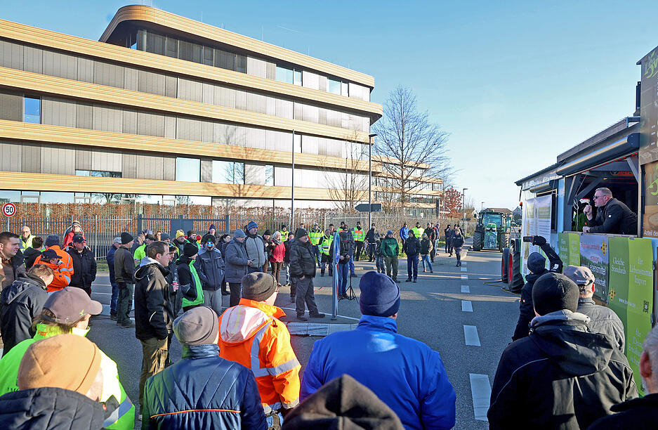 Vor der Lidl-Zentrale gibt es eine Kundgebung. Die Landwirte hoffen, mit Lidl-Mitarbeitern ins Gespräch zu kommen. Vor der Lidl-Zentrale gibt es eine Kundgebung. Die Landwirte hoffen, mit Lidl-Mitarbeitern ins Gespräch zu kommen.