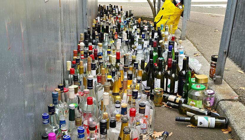 Hunderte Flaschen füllen Anfang der Woche den Platz rund um die Glascontainer in der Heilbronner Lohtorstraße. Hunderte Flaschen füllen Anfang der Woche den Platz rund um die Glascontainer in der Heilbronner Lohtorstraße.