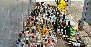 Hunderte Flaschen f&uuml;llen Anfang der Woche den Platz rund um die Glascontainer in der Heilbronner Lohtorstra&szlig;e.