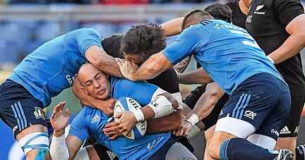 Wie im Rugby: Die "All Blacks" aus Neuseeland ringen hier den italienischen Gegner nieder. Auch die beste Mannschaft darf sich nie auf ihre St&auml;rken verlassen.
Foto: dpa