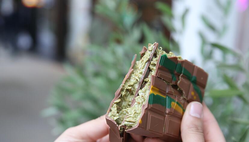 Foodtrend aus Dubai: Die sogenannte „Dubaischokolade“ ist eine neue, luxuriöse Variante der Vollmilchschokolade - Sie ist mit Pistaziencreme und Engelshaar gefüllt. Foodtrend aus Dubai: Die sogenannte „Dubaischokolade“ ist eine neue, luxuriöse Variante der Vollmilchschokolade - Sie ist mit Pistaziencreme und Engelshaar gefüllt.