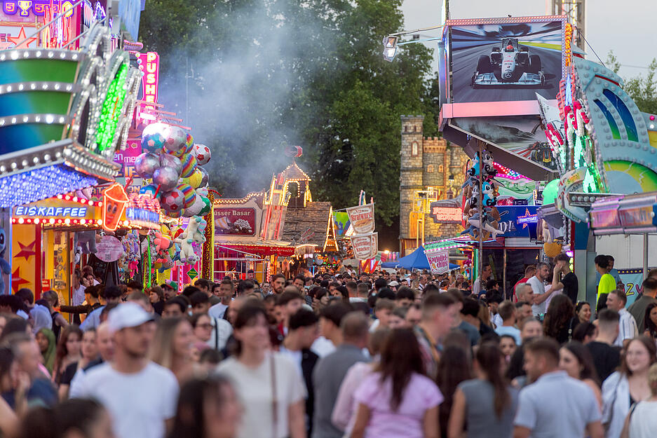 Während bei der Eröffnung des Heilbronner Volksfests der Besucherandrang noch verhalten war, füllte sich das Gelände auf der Theresienwiese am Samstag deutlich.  Unzählige Besucher spazierten über das Gelände oder nutzen die Fahrgeschäfte.