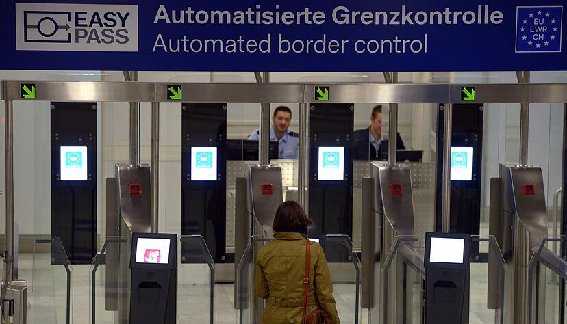 Das neue EU-Grenzsystem soll mehr automatisierte Kontrollen ermöglichen. (Archivbild) Das neue EU-Grenzsystem soll mehr automatisierte Kontrollen ermöglichen. (Archivbild)