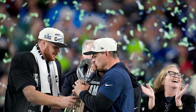 Seattles Quarterback Sam Darnold (l) und Coach Mike MacDonald feiern den Super-Bowl-Triumph.