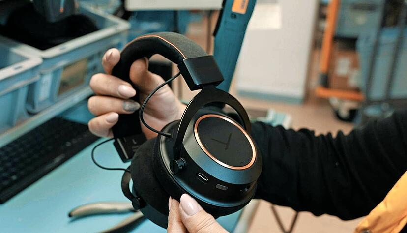 Kopfhörer sind das Kerngeschäft von Beyerdynamic. Das Unternehmen produziert die hochwertigen Produkte am Stammsitz Heilbronn, wo viel in die Automatisierung investiert wurde. Aber Handarbeit ist nach wie vor ein ganz wichtiger Faktor.