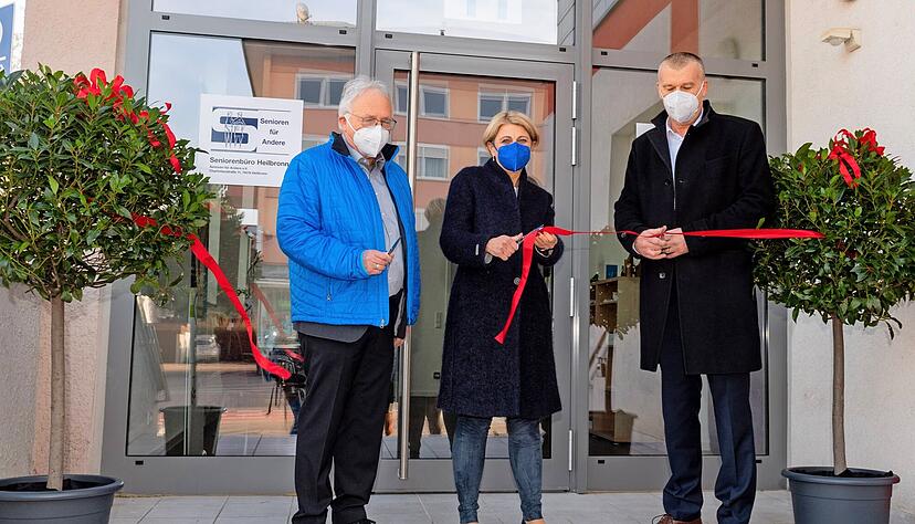 Wolfgang Arndt (links) vom Verein "Senioren f&uuml;r Andere", Sozialb&uuml;rgermeisterin Agnes Christner und Josef Vogel von der LBG freuen sich &uuml;ber den neuen Standort des Seniorenb&uuml;ros.
Foto: Mario Berger