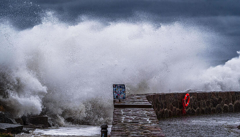 Mecklenburg-Vorpommern, Sassnitz: Wellen der Ostsee peitschen bei einem schweren Sturmtief über die Molein. Wegen des Sturmtiefs sind an der Ostseeküste Straßen und Uferbereiche vom Hochwasser überschwemmt worden.
